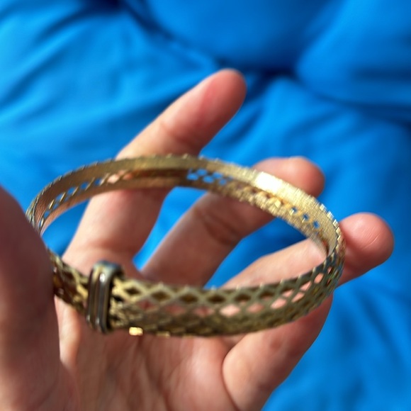 Bracelet Colored Gold Unique And Different Style Gently Used NWOTS Circle Shaped - Picture 5 of 5